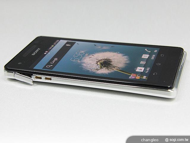 【外觀】泡水免驚！Sony Xperia V LT25i水嫩白賞析