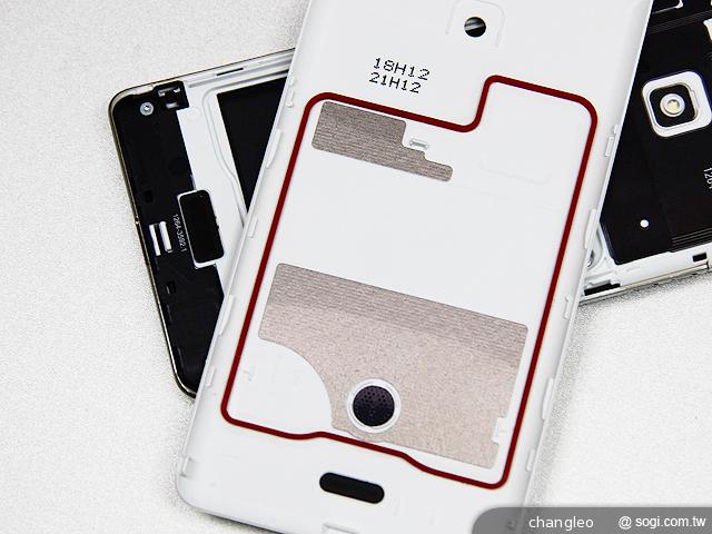 【外觀】泡水免驚！Sony Xperia V LT25i水嫩白賞析