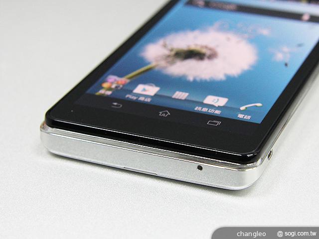 【外觀】泡水免驚！Sony Xperia V LT25i水嫩白賞析