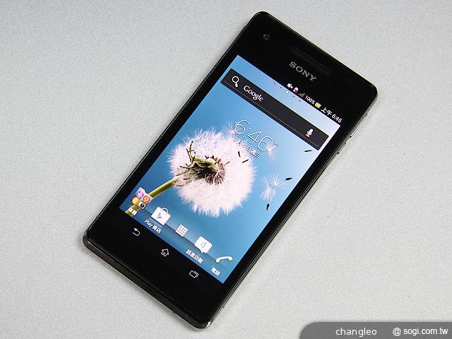 【外觀】泡水免驚！Sony Xperia V LT25i水嫩白賞析