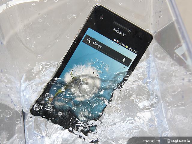 【外觀】泡水免驚！Sony Xperia V LT25i水嫩白賞析