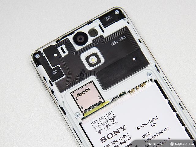 【外觀】泡水免驚！Sony Xperia V LT25i水嫩白賞析