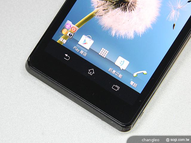 【外觀】泡水免驚！Sony Xperia V LT25i水嫩白賞析