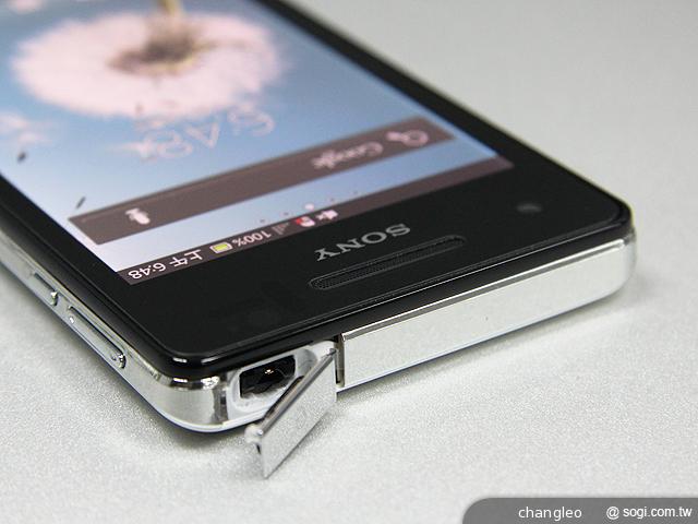 【外觀】泡水免驚！Sony Xperia V LT25i水嫩白賞析