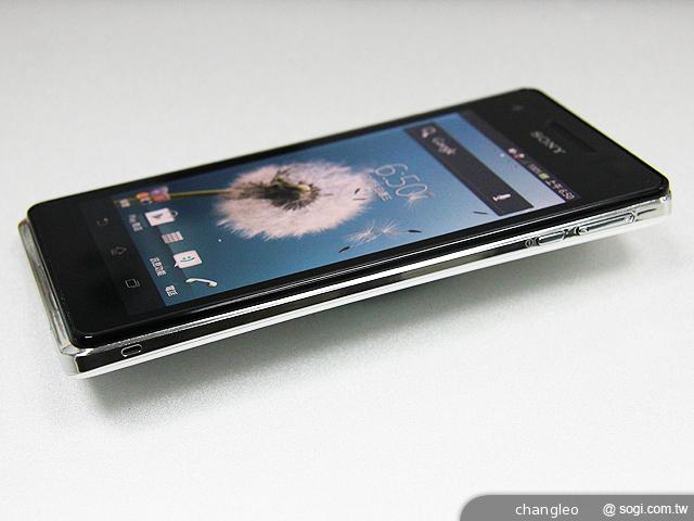 【外觀】泡水免驚！Sony Xperia V LT25i水嫩白賞析