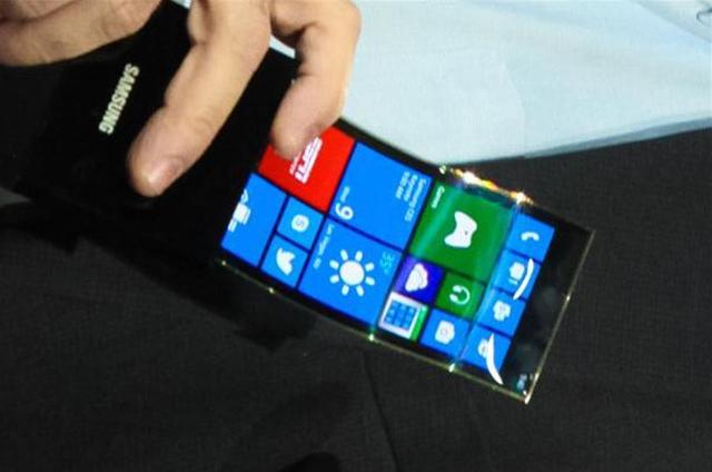 三星展示Youm軟性OLED螢幕安卓、WP8原型機【CES 2013】