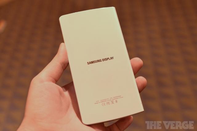 三星展示Youm軟性OLED螢幕安卓、WP8原型機【CES 2013】