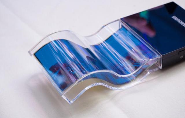 三星展示Youm軟性OLED螢幕安卓、WP8原型機【CES 2013】