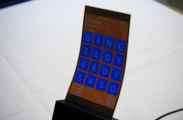 三星展示Youm軟性OLED螢幕安卓、WP8原型機【CES 2013】