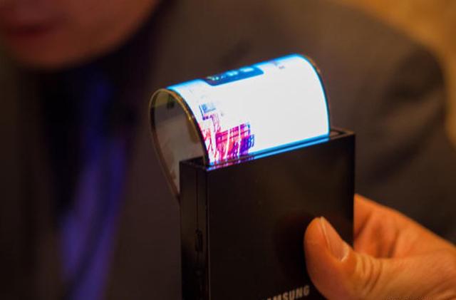 三星展示Youm軟性OLED螢幕安卓、WP8原型機【CES 2013】
