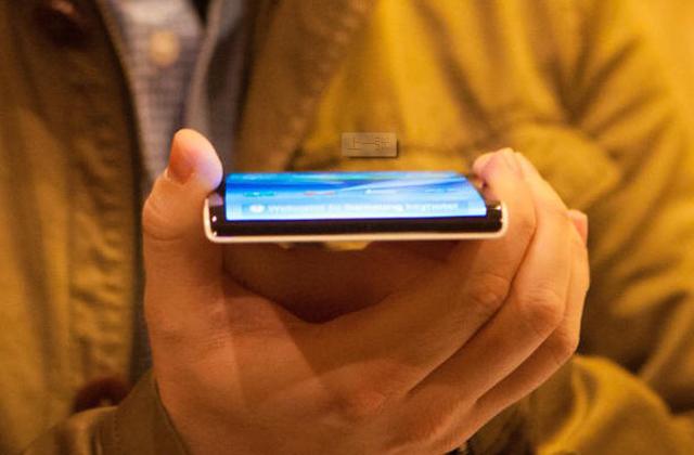 三星展示Youm軟性OLED螢幕安卓、WP8原型機【CES 2013】