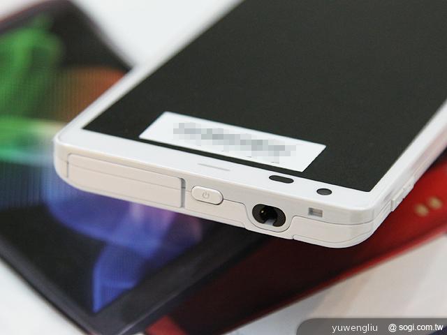 夏普AQUOS PHONE ZETA SH-02E極致效能日系美型