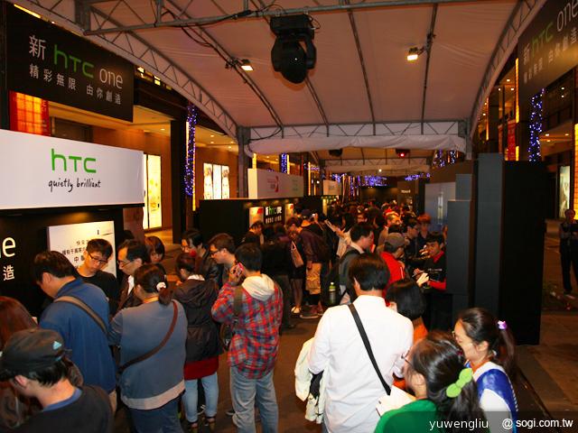 五月天代言新HTC One 登台開唱秀手機