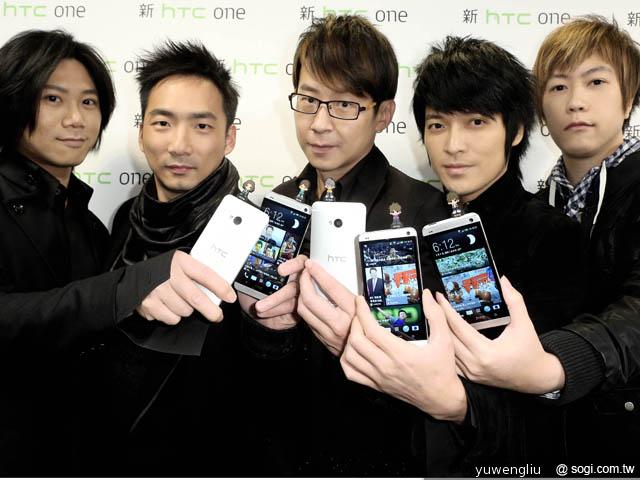 五月天代言新HTC One 登台開唱秀手機