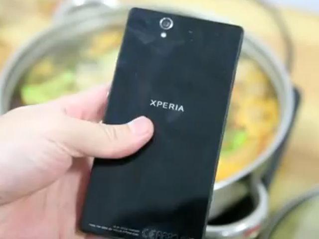 Sony Xperia Z丟入火鍋煮 防水功能派上用場！