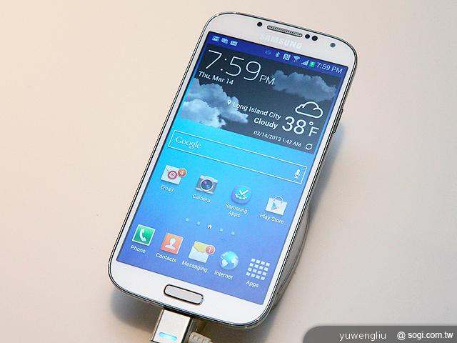三星GALAXY S4外型直擊加S3簡單比較【SAMSUNG UNPACKED 2013】 三星GALAXY S4外型直擊加S3簡單比較【SAMSUNG UNPACKED 2013】