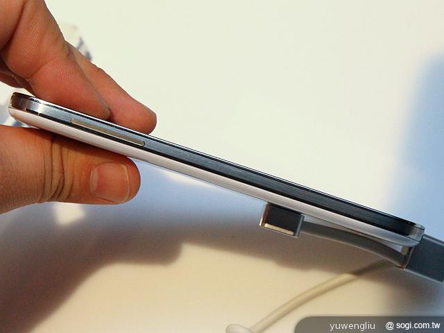 三星GALAXY S4外型直擊加S3簡單比較【SAMSUNG UNPACKED 2013】 三星GALAXY S4外型直擊加S3簡單比較【SAMSUNG UNPACKED 2013】
