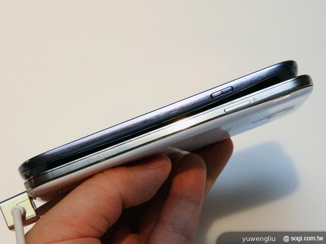 三星GALAXY S4外型直擊加S3簡單比較【SAMSUNG UNPACKED 2013】 三星GALAXY S4外型直擊加S3簡單比較【SAMSUNG UNPACKED 2013】