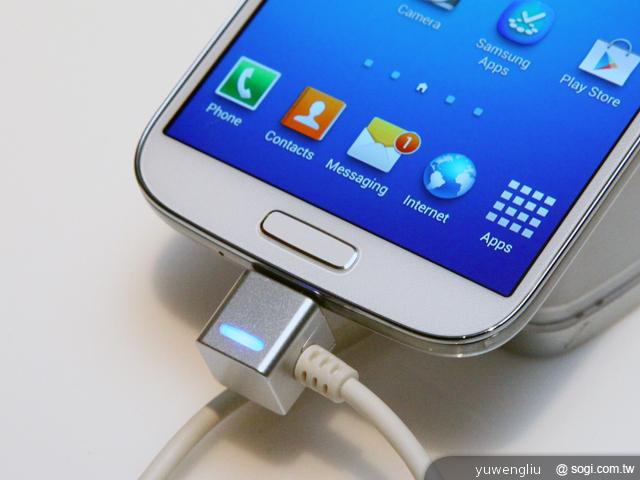 三星GALAXY S4外型直擊加S3簡單比較【SAMSUNG UNPACKED 2013】 三星GALAXY S4外型直擊加S3簡單比較【SAMSUNG UNPACKED 2013】