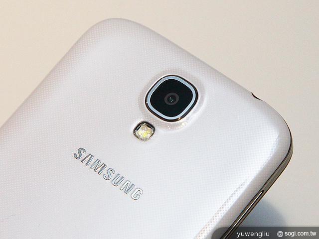 三星GALAXY S4外型直擊加S3簡單比較【SAMSUNG UNPACKED 2013】 三星GALAXY S4外型直擊加S3簡單比較【SAMSUNG UNPACKED 2013】
