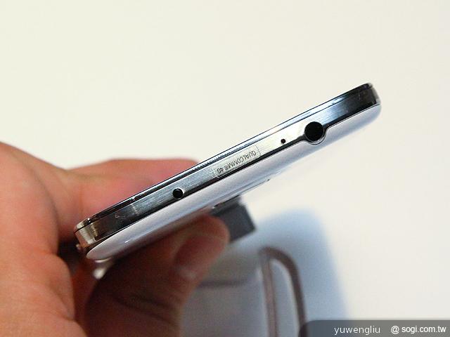 三星GALAXY S4外型直擊加S3簡單比較【SAMSUNG UNPACKED 2013】 三星GALAXY S4外型直擊加S3簡單比較【SAMSUNG UNPACKED 2013】