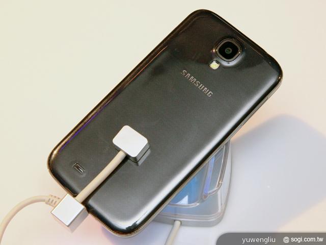 三星GALAXY S4外型直擊加S3簡單比較【SAMSUNG UNPACKED 2013】 三星GALAXY S4外型直擊加S3簡單比較【SAMSUNG UNPACKED 2013】