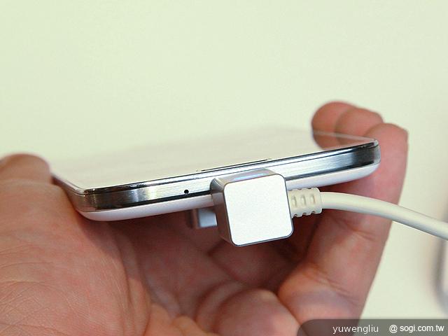 三星GALAXY S4外型直擊加S3簡單比較【SAMSUNG UNPACKED 2013】 三星GALAXY S4外型直擊加S3簡單比較【SAMSUNG UNPACKED 2013】