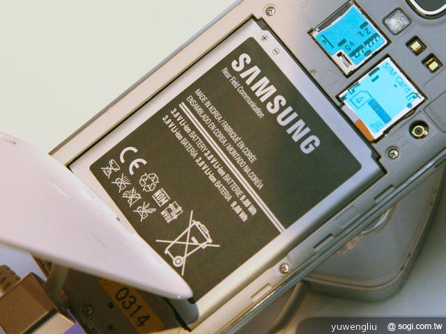 三星GALAXY S4外型直擊加S3簡單比較【SAMSUNG UNPACKED 2013】 三星GALAXY S4外型直擊加S3簡單比較【SAMSUNG UNPACKED 2013】