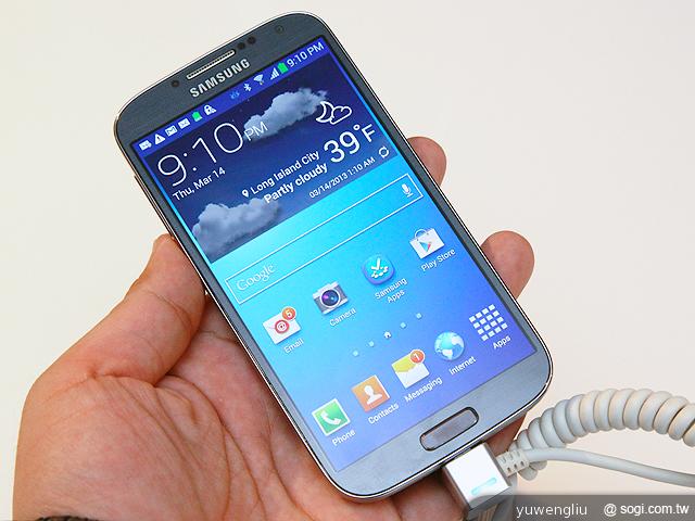 三星GALAXY S4外型直擊加S3簡單比較【SAMSUNG UNPACKED 2013】 三星GALAXY S4外型直擊加S3簡單比較【SAMSUNG UNPACKED 2013】