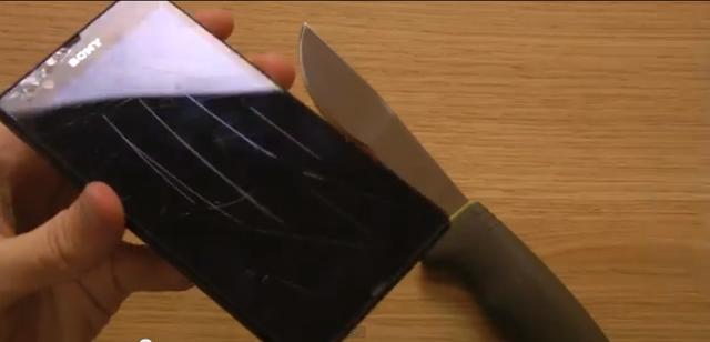 Sony Xperia Z刮花了?網友教你撕掉防爆保護膜 Sony Xperia Z刮花了?網友教你撕掉防爆保護膜