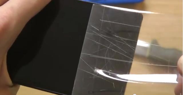 Sony Xperia Z刮花了?網友教你撕掉防爆保護膜 Sony Xperia Z刮花了?網友教你撕掉防爆保護膜