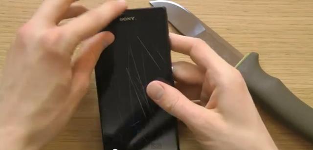 Sony Xperia Z刮花了?網友教你撕掉防爆保護膜 Sony Xperia Z刮花了?網友教你撕掉防爆保護膜