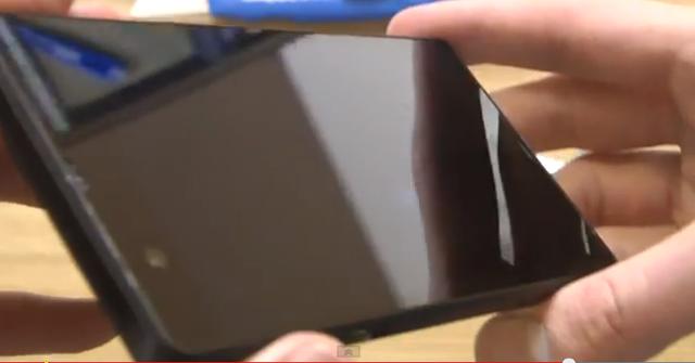 Sony Xperia Z刮花了?網友教你撕掉防爆保護膜 Sony Xperia Z刮花了?網友教你撕掉防爆保護膜