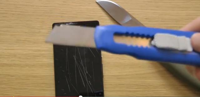Sony Xperia Z刮花了?網友教你撕掉防爆保護膜 Sony Xperia Z刮花了?網友教你撕掉防爆保護膜