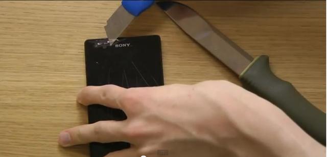 Sony Xperia Z刮花了?網友教你撕掉防爆保護膜 Sony Xperia Z刮花了?網友教你撕掉防爆保護膜