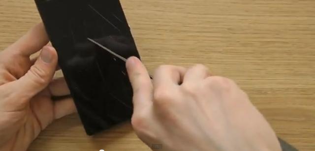 Sony Xperia Z刮花了?網友教你撕掉防爆保護膜 Sony Xperia Z刮花了?網友教你撕掉防爆保護膜