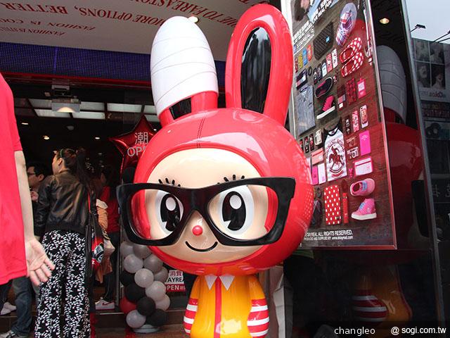 遠傳西門電信潮店 跨界與潮牌STAYREAL合作