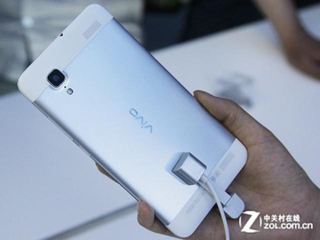 5.7吋影音旗艦智慧機 步步高Vivo Xplay發表