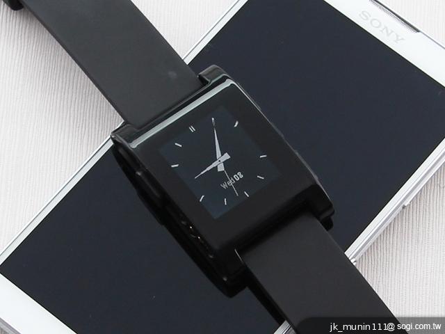 Pebble Watch智慧手錶 搭Xperia ZL也很速配！