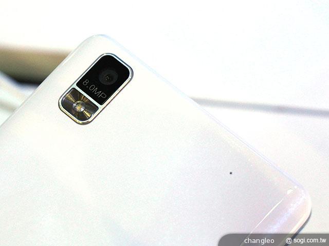 Vivo Y19t自拍手機 前置5MP+閃光燈【MAE 2013】