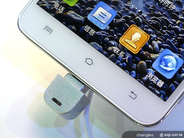 步步高5.7吋旗艦機Vivo Xplay規格強悍 功能滿載【MAE 2013】