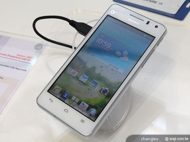 華為展出超薄手機Ascend P6與多款旗艦機【MAE 2013】