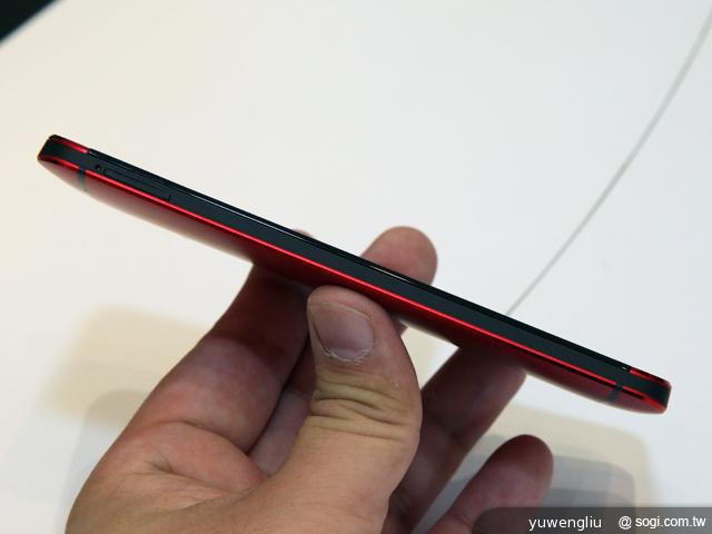 新HTC One魅麗紅單機21900 遠傳獨家全球首賣