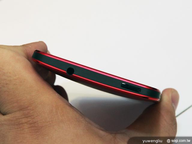 新HTC One魅麗紅單機21900 遠傳獨家全球首賣