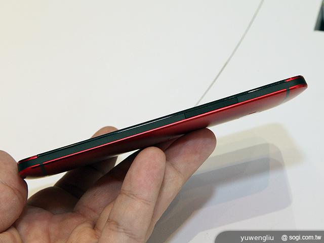 新HTC One魅麗紅單機21900 遠傳獨家全球首賣