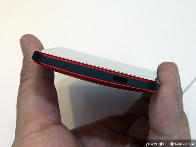 新HTC One魅麗紅單機21900 遠傳獨家全球首賣