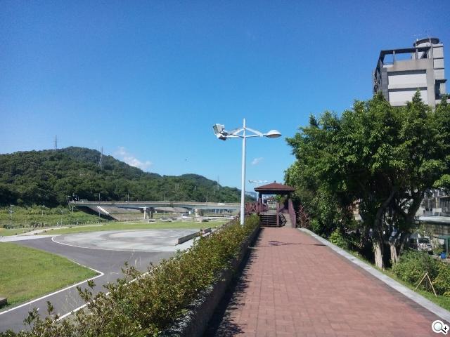 G-PLUS E6輕薄智慧機 配備MTK四核+2GB記憶體