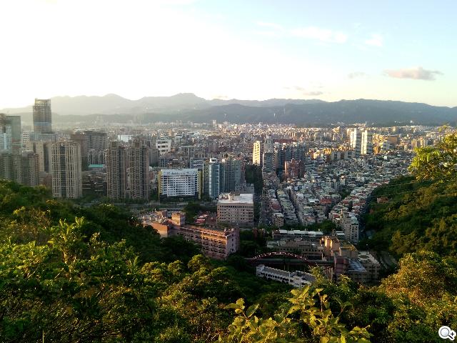 G-PLUS E6輕薄智慧機 配備MTK四核+2GB記憶體