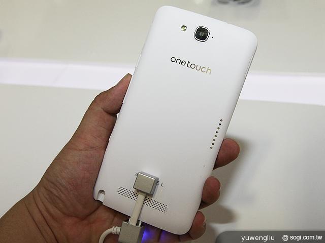 Alcatel Hero、Evo 8HD等5款OneTouch新機動手玩【IFA 2013】