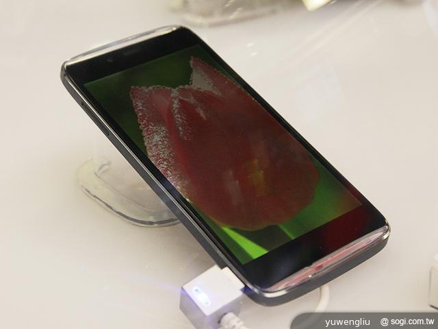 Alcatel Hero、Evo 8HD等5款OneTouch新機動手玩【IFA 2013】